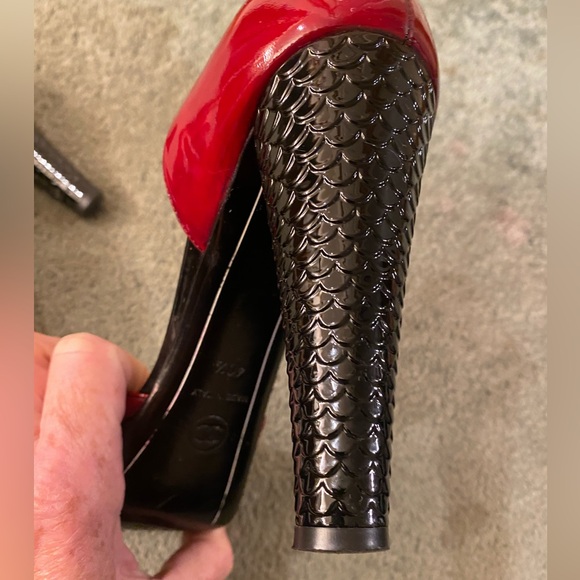 STUNNING LADIES LEATHER CHANEL HEELS! - Picture 8 of 16